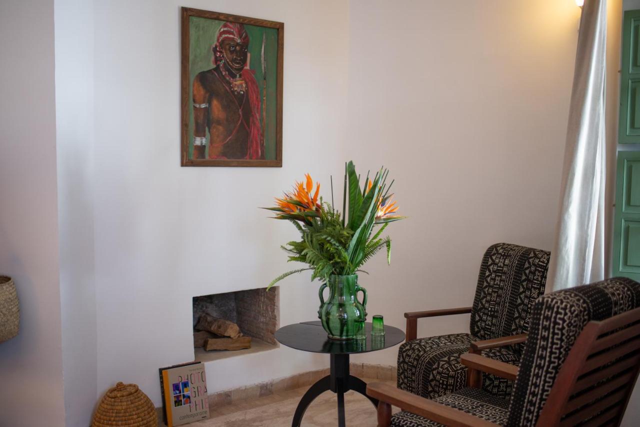 Riad Palais Calipau Marrakesh Extérieur photo A living room in a typical apartment